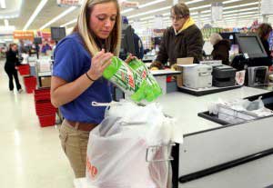 Haley_Deen_bags_groceries