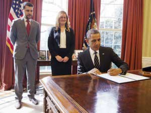 Obama_Signs_Order_To_Cut_Government_Greenhouse_Gas_Emissions