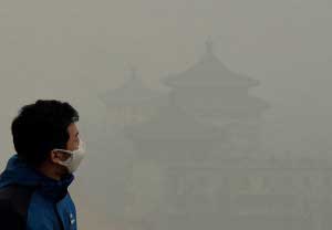 tourist_wears_mask_in_polluted_Beijing_China